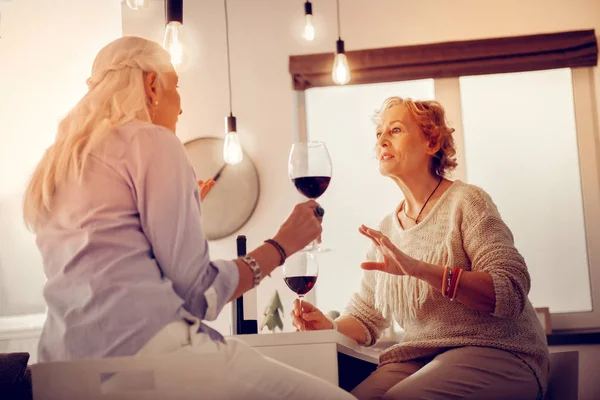 Mulheres idosas positivas conversando umas com as outras — Fotografia de Stock
