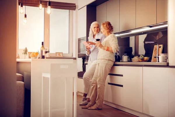 Angenehm gut aussehende Frau mit Tablette in der Hand — Stockfoto