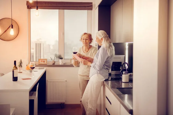 Mujer positiva feliz apuntando a la pantalla de la tableta — Foto de Stock