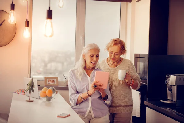 Mooie leeftijd vrouw met een kopje met thee — Stockfoto