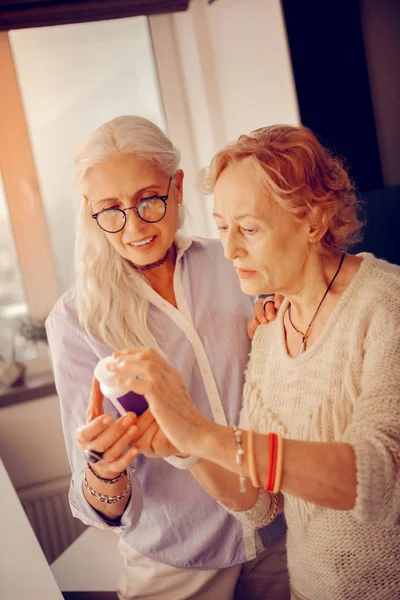Kellemes idősebb nők olvastam a gyógyszer — Stock Fotó