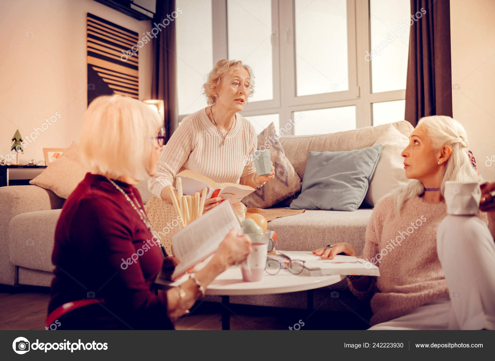 o-foto-prestarelih-zhenshin-porno-roliki-molodaya-devushka-silniy-orgazm-russkie