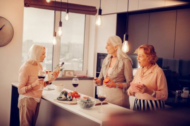 Lezzetli bir yemek. Birlikte akşam yemeği hazırlamak isteyen süre mutfakta olmak güzel yaşlı kadın