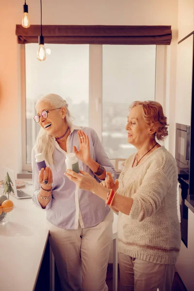 Blij goed uitziende vrouwen praten over geneeskunde — Stockfoto