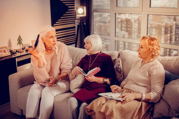 Délicieuses belles femmes âgées discutant de livres intéressants — Photo