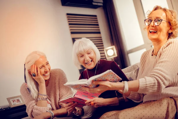 Vreugdevol verheugd vrouw tijd doorbrengen met haar vrienden — Stockfoto