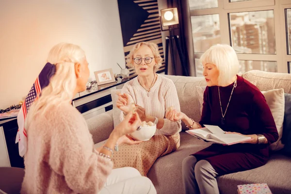 Mooie leeftijd vrouwen zelfgemaakte gebak samen eten — Stockfoto