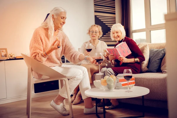 Joyful leeftijd vrouwen nemen glazen wijn — Stockfoto