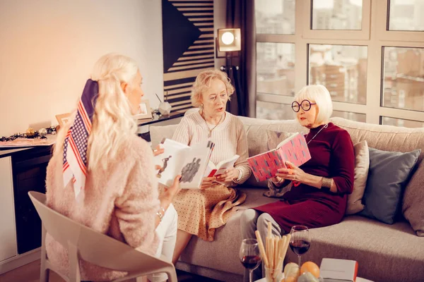 Belle donne anziane intelligenti discutendo diversi libri — Foto Stock