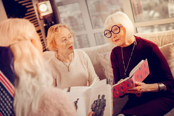 Приятные пожилые женщины на встрече книжного клуба — стоковое фото