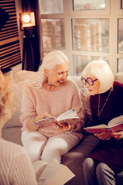 Blij grijs donkerharige vrouw zit met haar vriend — Stockfoto