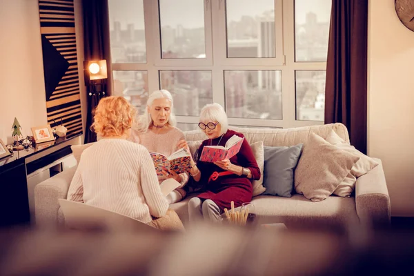 Mooie aangename leeftijd vrouwen wisselen hun boeken — Stockfoto