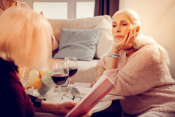 Prachtige Poëzie Mooie Dromerige Vrouw Kijkt Het Glas Wijn Terwijl — Stockfoto