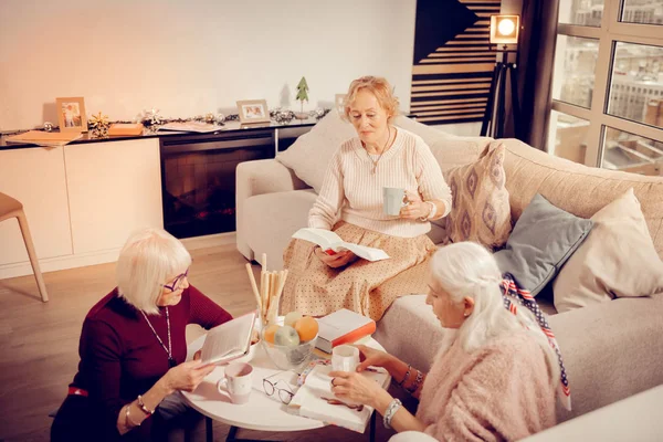 Dobře vypadající starší ženy sdílení lásky k literatuře — Stock fotografie