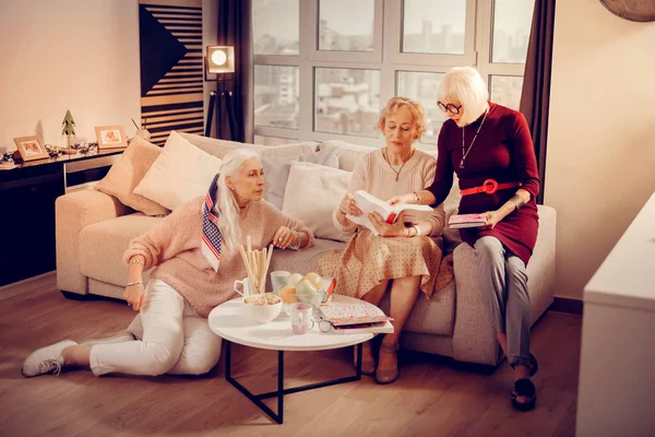 Mooie aangename senior vrouwen bespreken fictie boeken — Stockfoto