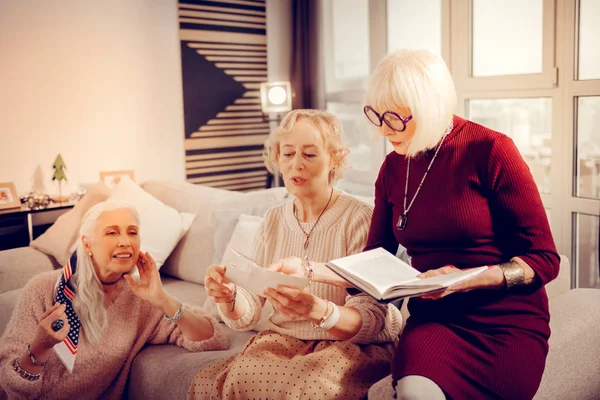 Хороші щасливі старші жінки насолоджуються сучасною літературою — стокове фото