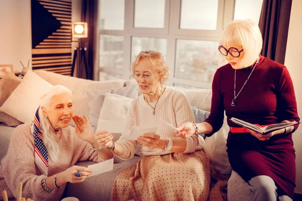 Agradable ancianas mirando las fotos — Foto de Stock