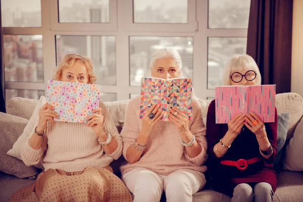 三只书虫让年迈的女人一边拿着书一边看着你 — 图库照片