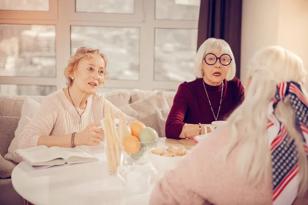 Agradables mujeres sorprendidas mirando a su amigo — Foto de Stock