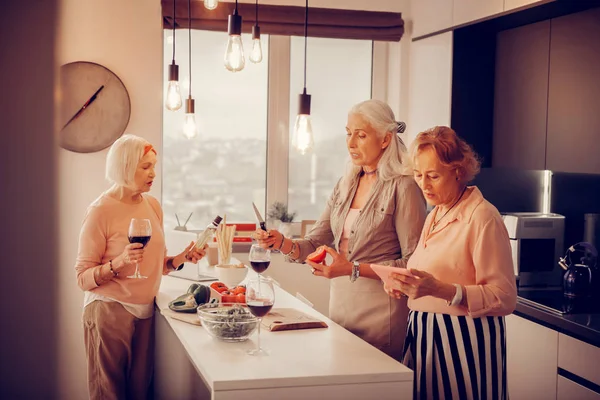 Gezellige goed uitziende vrouwen samen eten koken — Stockfoto