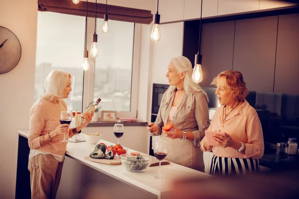 Вкусная Еда Милые Пожилые Женщины Находящиеся Кухне Желающие Вместе Приготовить — стоковое фото