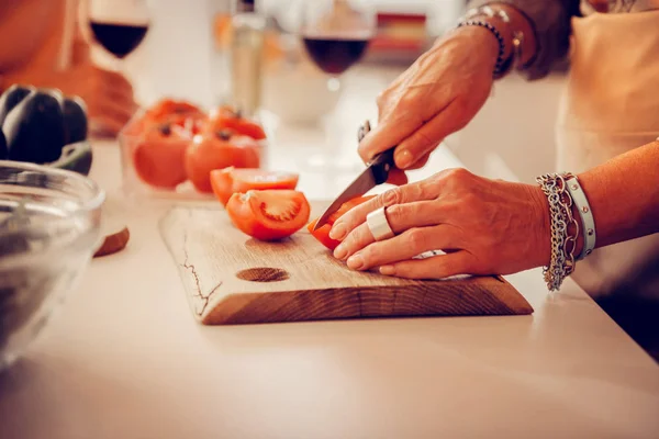 Concentration sélective d'une tomate mûre coupée pour la salade — Photo