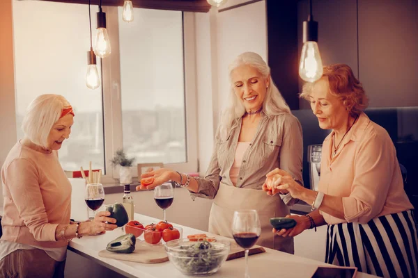 Beste Diner Gelukkig Mooie Vrouw Die Lacht Terwijl Geniet Van — Stockfoto