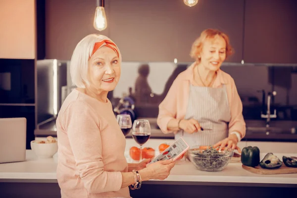 Allegro bella donna utilizzando un tablet moderno — Foto Stock