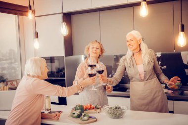 Onların toplantı için içme mutlu yaşlı kadın