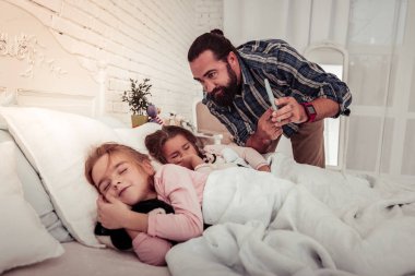Onun smartphone vasıl işaret hoş sakallı adam
