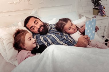 Güzel uykulu kız babaları ile yalan
