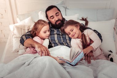 Mutlu mutlu kızlar masal seçimi