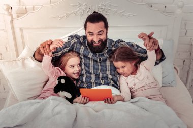 Pozitif güzel mutlu aile birlikte fotoğraf çekmek