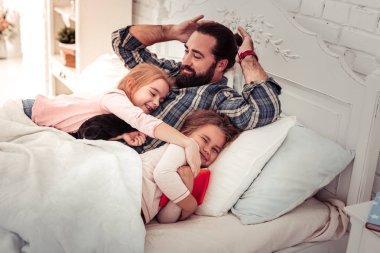 Neşeli şirin kız babaları için onların aşk gösterilen