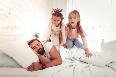 Babaları üzerinde oturan şirin oynak kızlar