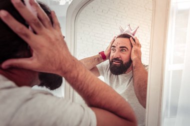 Güzel şaşırmış adam aynaya bakıyor