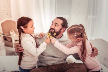 Güzel tutan güzel yaratıcı kızlar çiçek sarı