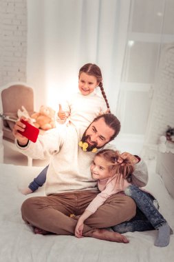 Çiçekler onun sakalı olan mutlu mutlu adam