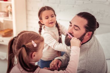 Sakalını bakımlı olması güzel sakallı adam