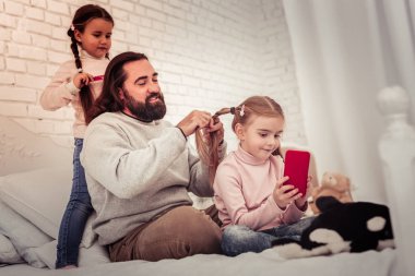 Onun smartphone üzerinde oynarken eğlenceli güzel kız