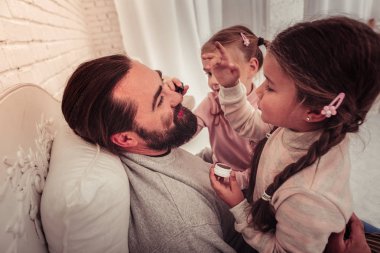 Neşeli mutlu kız babaları ile oynamak