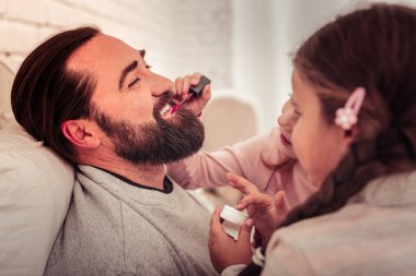 Büyük bir ruh halinde olmak güzel pozitif adam