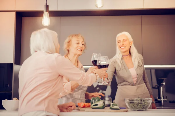 Alegres mulheres idosas felizes aplaudindo com copos de vinho — Fotografia de Stock