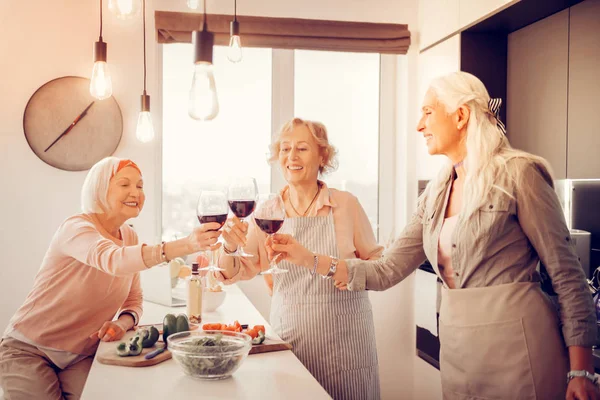Щасливі веселі жінки тримають келихи вина — стокове фото
