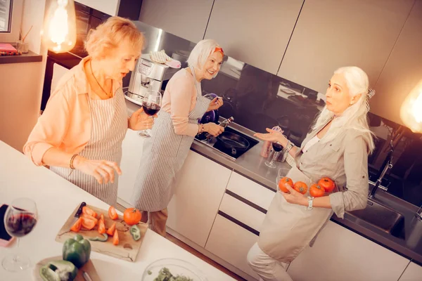 Szép, egészséges étel együtt éves nők — Stock Fotó