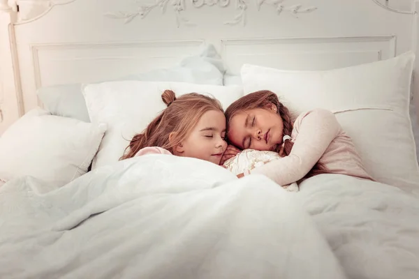 Meninas bonitas bonito ter doces sonhos agradáveis — Fotografia de Stock