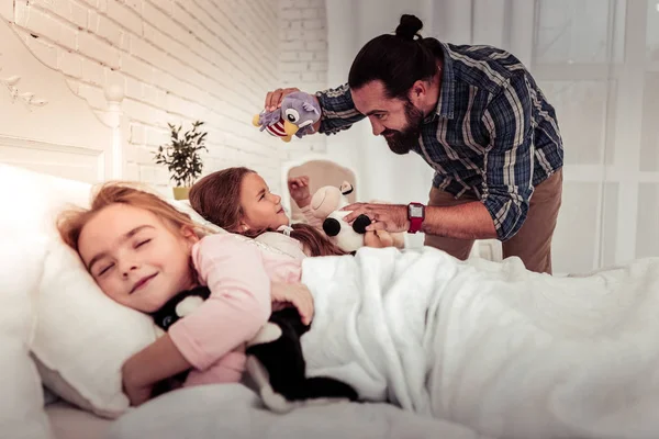 Neşeli pozitif adam tutmak kabarık bir oyuncak — Stok fotoğraf