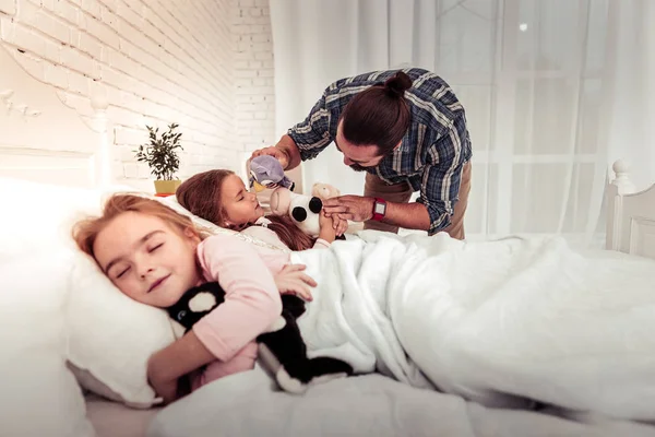 Kızı yatak odasında olmak hoş sevecen baba — Stok fotoğraf