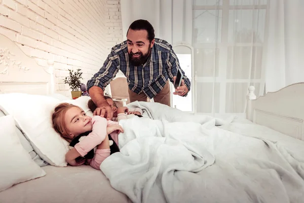 Potěšen šťastný muž probuzení jeho dcera — Stock fotografie