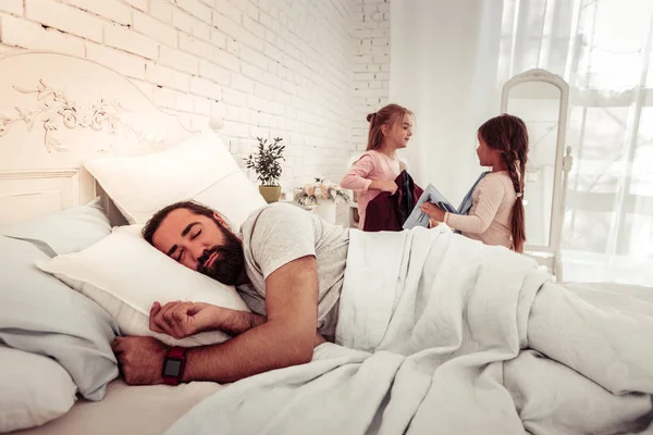 Frumos frumos om frumos dormind în patul lui — Fotografie, imagine de stoc